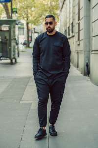 Ensemble noir sweat et jogging saroul Maydane porté en ville