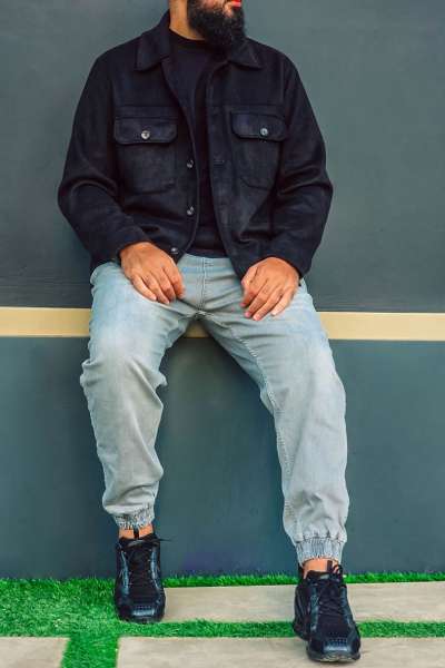 Pantalon sarouel jean NeoJean gris clair porté en ville