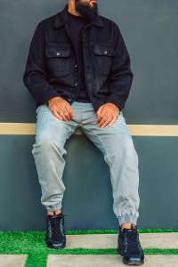 Pantalon sarouel jean NeoJean gris clair porté en ville