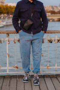 Sarouel jean homme NEOJEAN bleu porté en ville