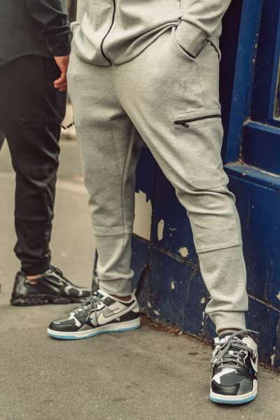 Jogging sarouel homme Mayback gris clair porté en ville