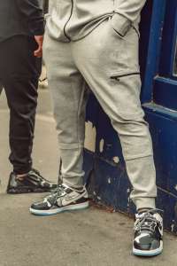 Jogging sarouel homme Mayback gris clair porté en ville