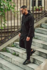 Jogging sarouel noir Mayback pour homme Noujoum porté en ville
