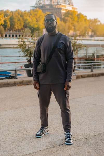 Sweat gris foncé pour homme Maydane porté en ville