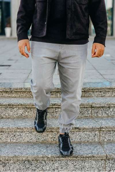 Sarouel Jean gris clair Neojean porté en ville