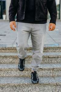 Sarouel Jean gris clair Neojean porté en ville