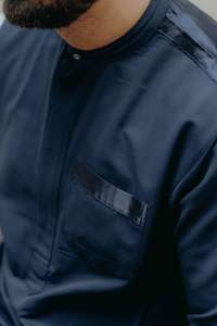 Détails du Qamis homme couleur bleu nuit modèle Abrar