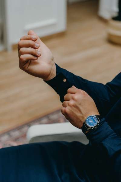 Détails manche du Qamis homme couleur bleu nuit modèle Abrar