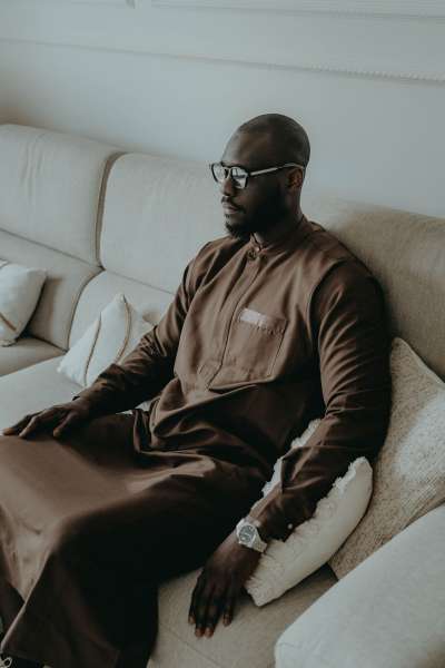 Qamis de couleur marron profond modèle Abrar