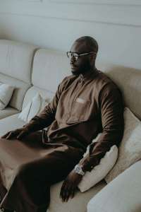 Qamis de couleur marron profond modèle Abrar