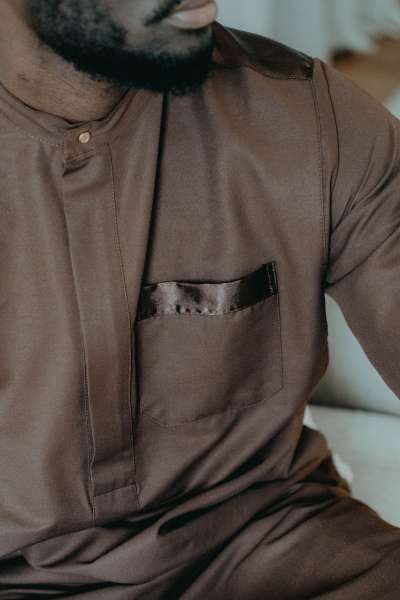Détails du Qamis de couleur marron profond modèle Abrar