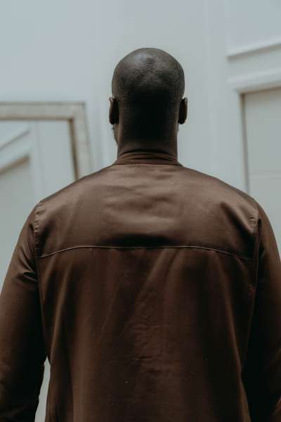 Vue de dos du Qamis de couleur marron profond modèle Abrar