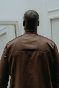 Vue de dos du Qamis de couleur marron profond modèle Abrar