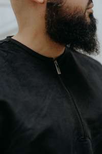 Détails du Qamis noir Noujoum modèle Qawam