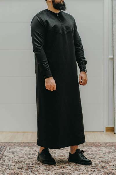 Qamis noir Noujoum modèle Qawam