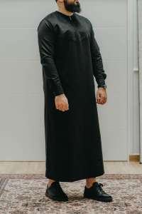 Qamis noir Noujoum modèle Qawam
