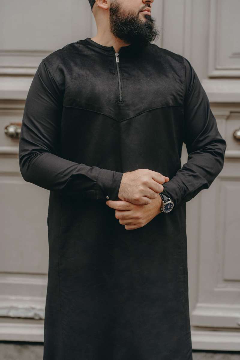 Qamis noir Noujoum modèle Qawam