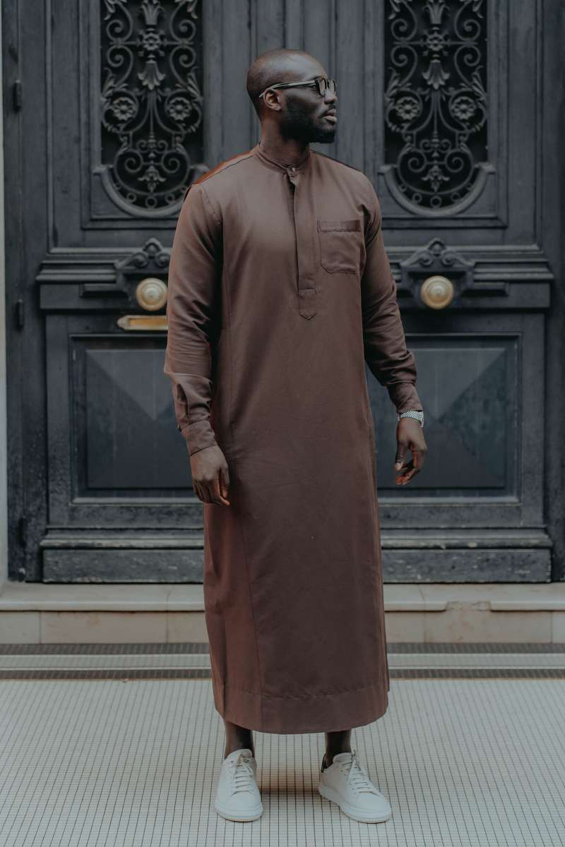Qamis de couleur marron profond modèle Abrar