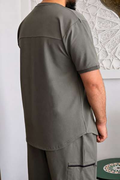 Tee-shirt oversize couleur kaki vu de dos