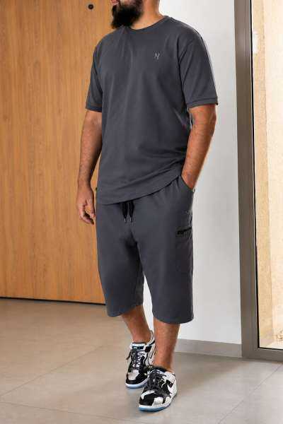 Tee-shirt gris ajusté Maybak porté