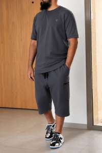 Tee-shirt gris ajusté Maybak porté