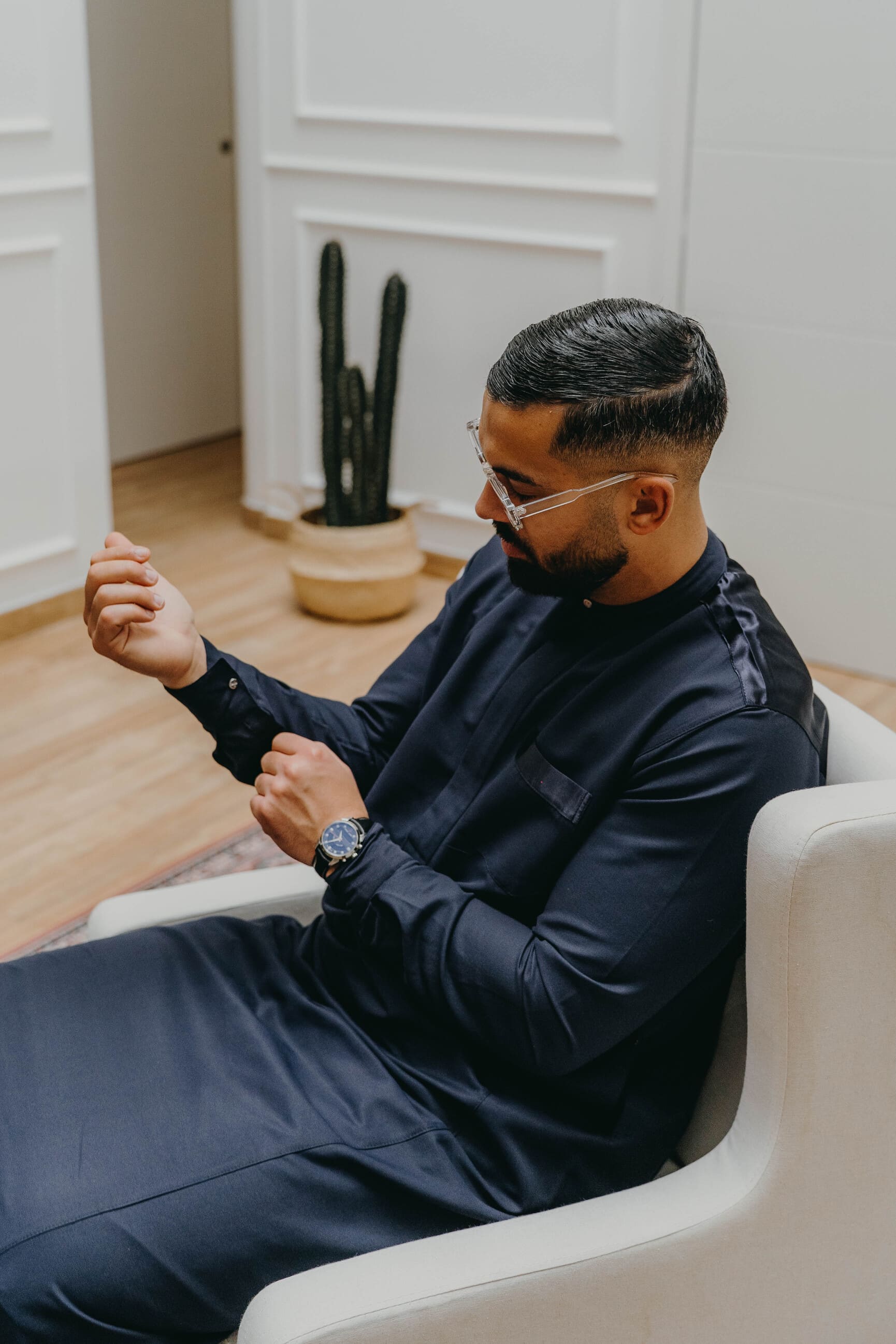 Détails du Qamis bleu nuit Abrar