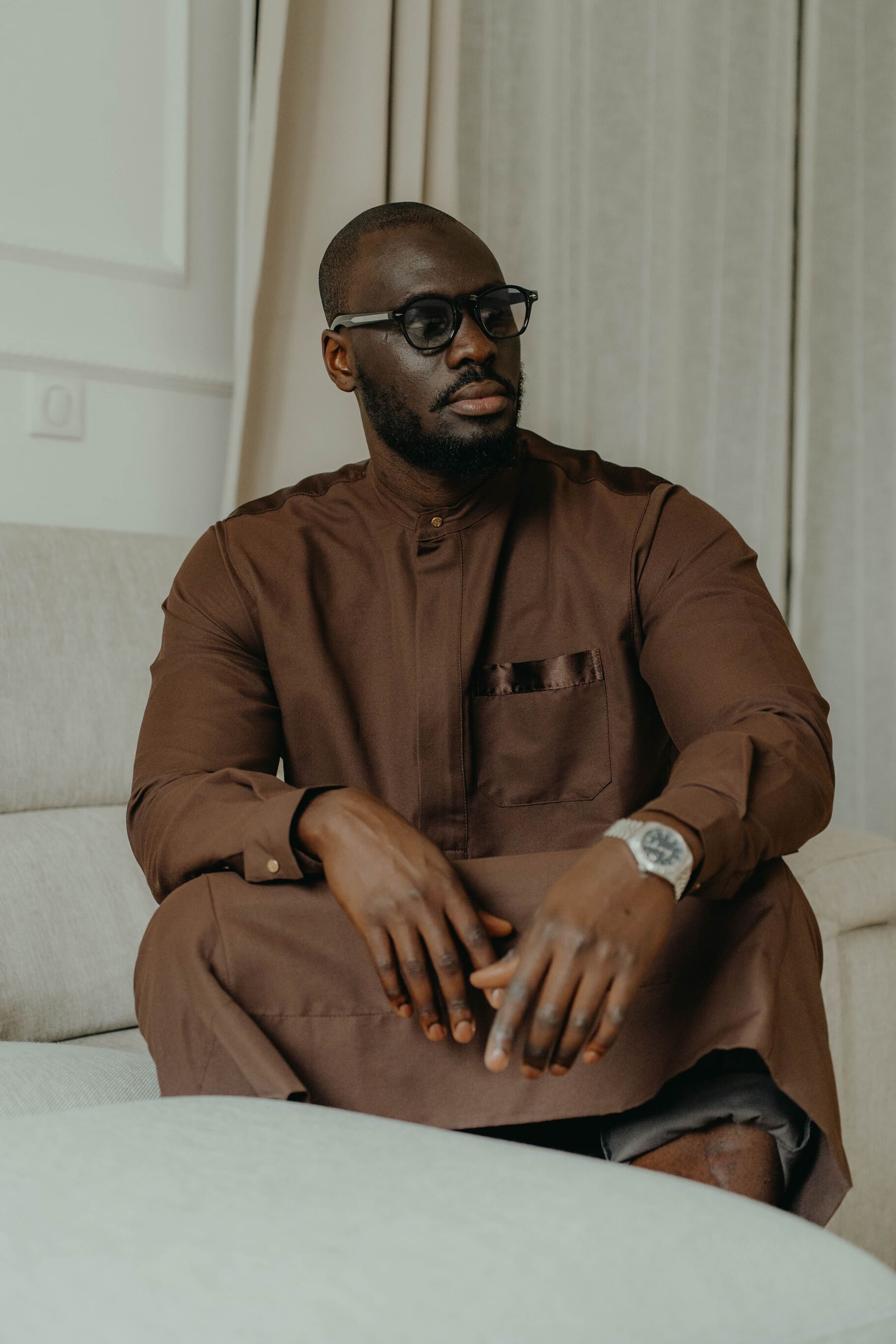 Qamis de couleur marron profond modèle Abrar