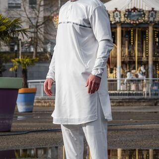 Voici notre magnifique Qamis Daytona dans un nouveau coloris : white/silver
En édition limitée 

-Coupe ajustée 
-Fermeture éclair aux poches 
-Toujours le détail  qui fait la différence: Les zips aux poignets 

Disponible sur le site (lien en bio)

#noujoumstore #noujoum #couturier #designerwear  #teeshirt  #streetstyle #frère #outfitmen #modeethique #modestfashion #modestclothing #mouslimwear #modestinspiration #parisien #muslim #modestfashionblogger #islamiclook #aid #survêtement #sarouel #sarwel #soldes #promos #promo #cargo #beige #shootingphoto
#paris #thobe